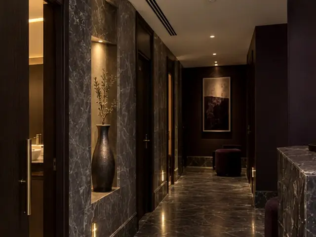 Mermer duvarlı, loş ışıklı salon koridoru — Seyrantepe, Masaj Salonun